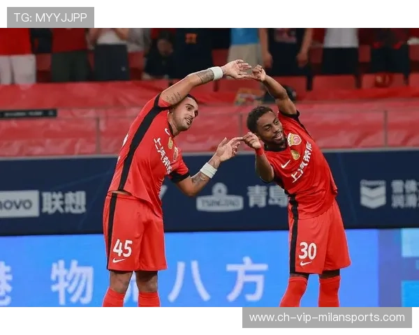 上海海港一次斜传贯穿对方防线险些命中