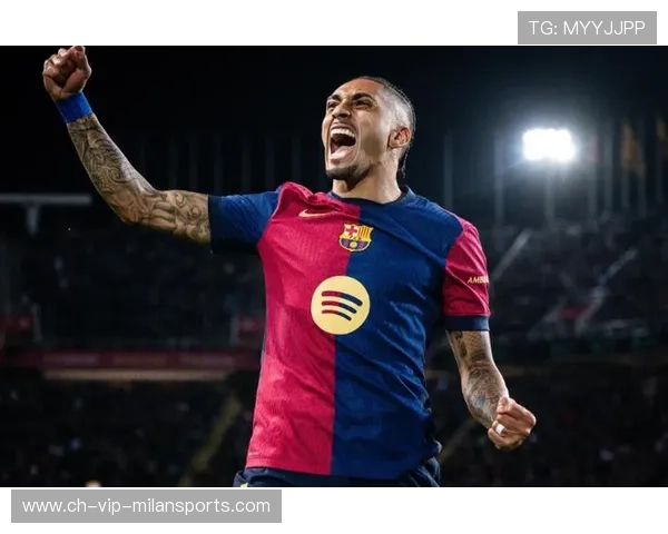 巴萨边路锋线穿梭，拉菲尼亚低平球变成进球