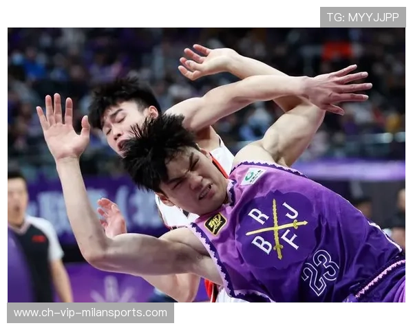 CBA 球员胯下运球过人引观看席尖叫