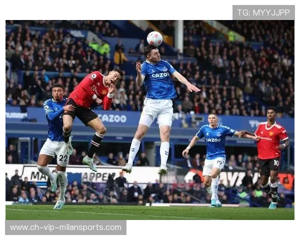 曼联埃文斯争顶显示强大身位优势