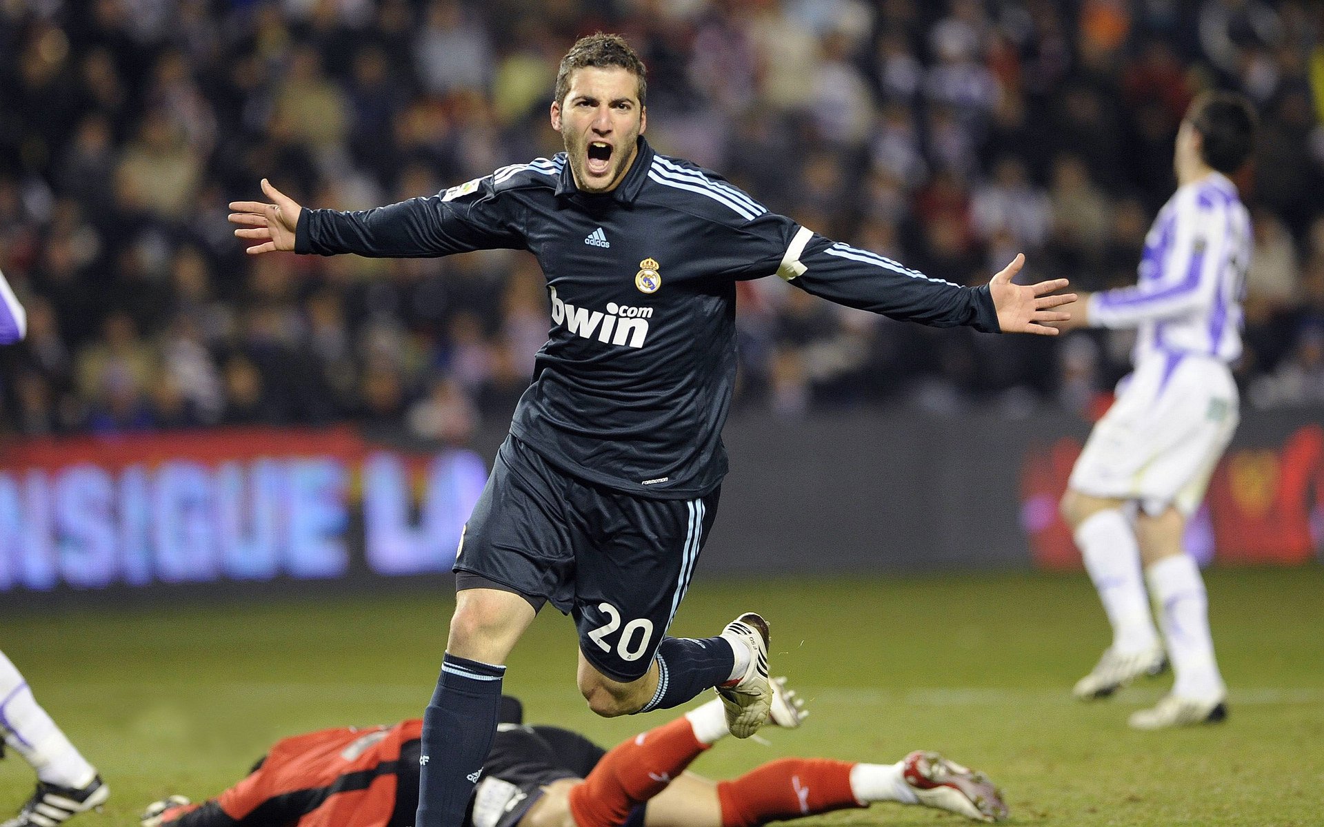 字母哥面对包夹仍高效得分，字母哥报应